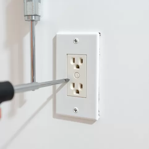 Biały montaż gniazdka cena