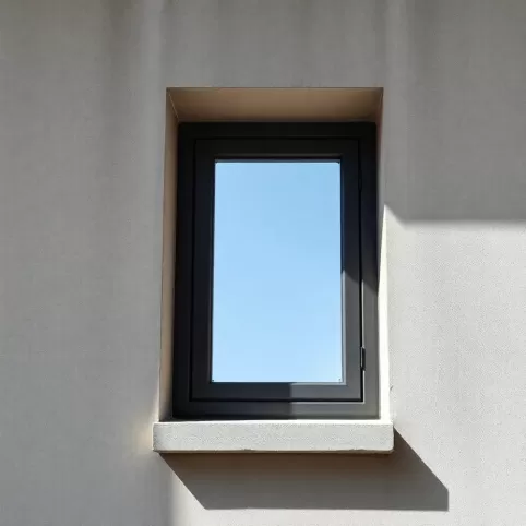 Ile luzu przy montażu okien