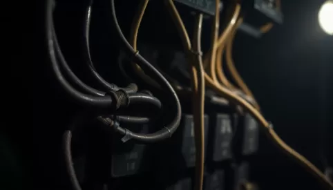 Kto może wykonać przegląd instalacji elektrycznej