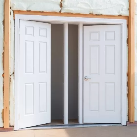 montaż drzwi w warstwie ocieplenia