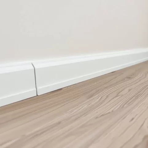 Montaż listew przypodłogowych na klej cena